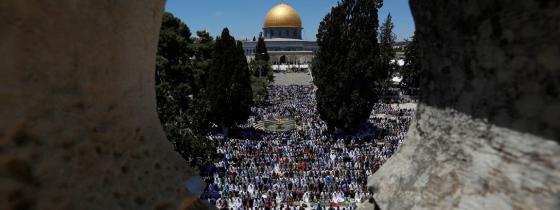  القدس - عشرات الآلاف يتوافدون إلى الاقصى لأداء "الجمعة الثانية" من رمضان.
