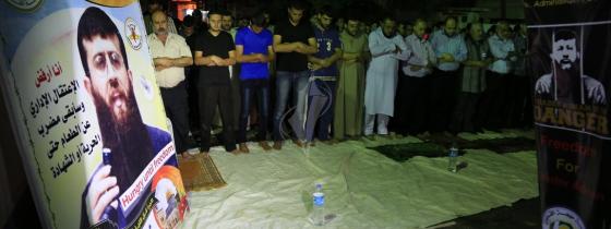 بالصور:الجهاد تقيم صلاة التراويح أمام مكتب المندوب المفوض السامي لحقوق الانسان بغزة وتضامن مع الشيخ المضرب خضر عدنان