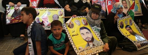 بالصور:اعتصام اهالى الاسرى امام الصليب الاحمر بمدينة غزة