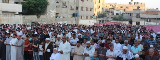 بدعوة من الجهاد .. آلاف المواطنين يؤدون صلاة العيد في جميع مناطق قطاع غزة