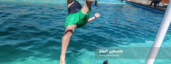 أشخاص من ذوي الاحتياجات الخاصة يتدربون على السباحة