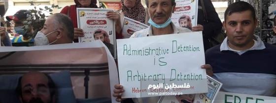 وقفة تضامنية مع الاسير المضرب عن الطعام في سجون الاحتلال ماهر الاخرس بمدينة الخليل