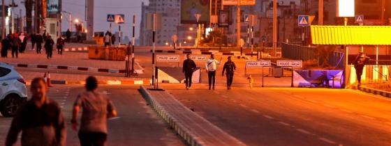 جانب من قيام المواطنين باداء الرياضة الصباحية على شاطئ بحر مدينة غزة*