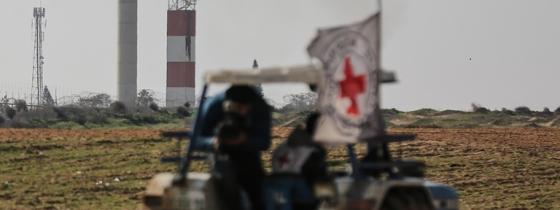 مزارعون غزيون يتمكنون من الوصول إلى أراضيهم شرق القطاع  بمساعدة الصليب الأحمر