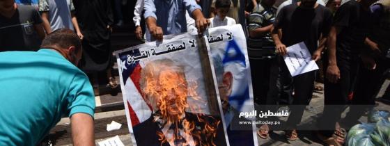 إحراق صور ترامب ونتنياهو بخانيونس ضمن الاحتجاجات على ورشة البحرين