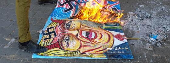 إحراق صور ترامب ونتنياهو بغزة ضمن الاحتجاجات على ورشة البحرين.
