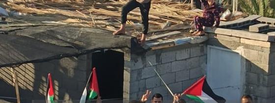 غزة :عائلاتٌ ترفع أعلام فلسطين فوق منازلها رفضًا للتطبيع العربي مع الاحتلال