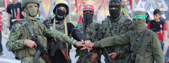 فصائل المقاومة الفلسطينية كافة في صورة مشرفة تقوم بحملة افطار صائم على المفترقات وسط قطاع غزة 