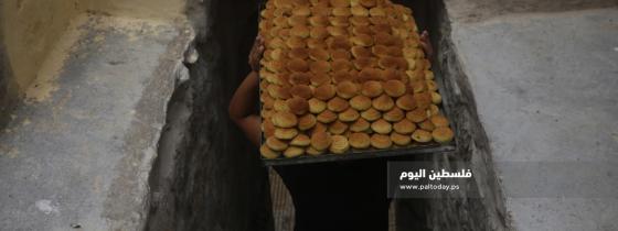  خبازون يعدون كعك العيد "المعمول" استعداداً لعيد الأضحى