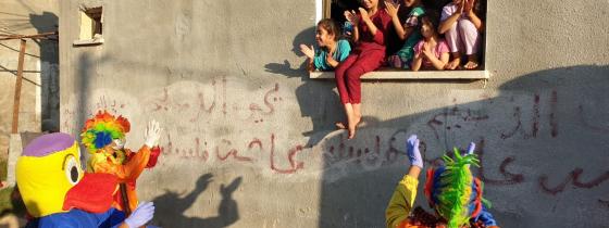 مهرّجون ينشرون البهجة بين الأطفال في ظل كورونا والحجر المنزلي  