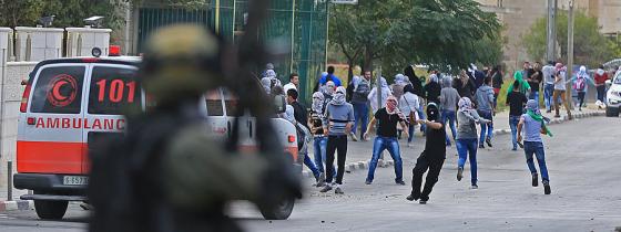 بالصور: تجدد المواجهات بين الشبان وقوات الإحتلال في حي البلوع شمال مدينة البيرة"تصوير: حذيفة سرور"