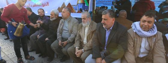 بالصور:المئات من الفلسطينين يؤمون خيمة العزاء التي أقيمت في ساحة الجندي وسط غزة تضامنا مع الشعب المصري