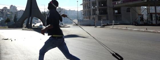 بالصور: مواجهات بين الشبان وقوات الإحتلال في المدخل الشمالي لمدينة البيرة "حي البالوع". تصوير: محمد فراج