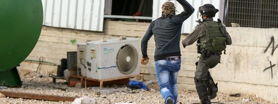 بالصور:مواجهات بين الشبان وقوات الإحتلال في حي البلوع شمال البيرة. تصوير: إياد جادالله