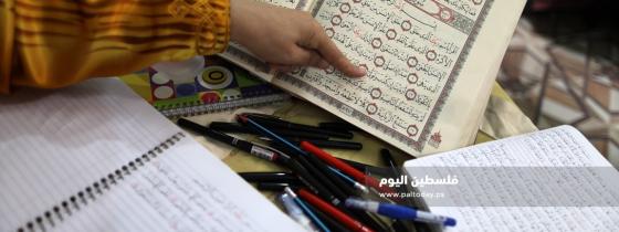 سيدة من غزة تعمل على كتابة القرآن الكريم كاملا بخط يدها