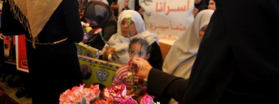 العمل النسائى للجهاد يشارك أمهات الأسرى يومهم العالمى بتوزيع الورود