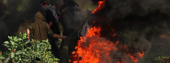 بالصور:مواجهات عنيفة مع قوات الاحتلال على حدود قطاع غزة في جمعة أصحاب الأرض