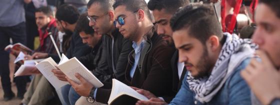 بالصور:سلسلة بشرية للقراءة في غزة دعمًا لـانتفاضة القدس