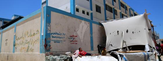 بالصور:مواطنون يفترشون داخل الخيام بعد ان قامت الانروا بإغلاق مراكز الإيواء