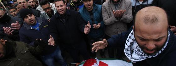 بالصور: مواطنون يشيعون جثمان الشهيدة أشرقت قطناني (16 عام). تصوير: ايمن نوباني