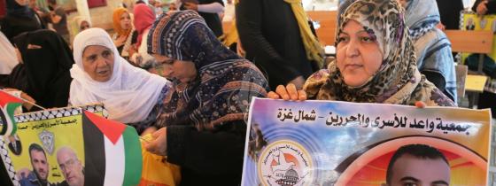 بالصور:اعتصام اهالى الاسرى امام مقر الصليب الاحمر بمدينة غزة