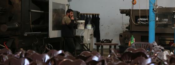 بالصور :جولة داخل مصنع البلاستيك فى غزة