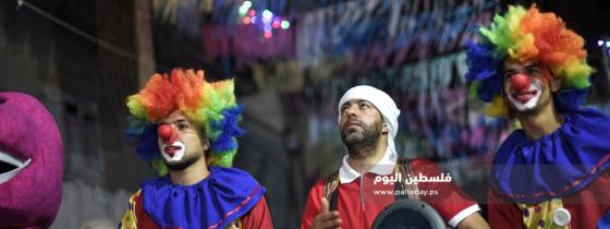 مسحراتي بزي" المهرجين " يتجولون فى شوارع قطاع غزة 