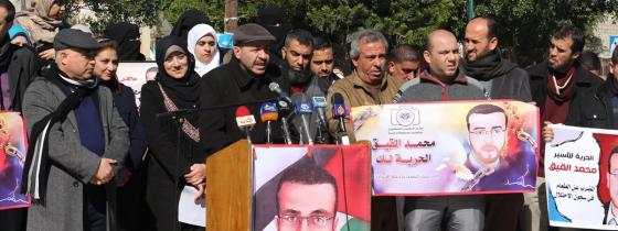 بالصور:منتدى الإعلاميين ينظم وقفة تضامنية مع الصحفي المضرب عن الطعام محمد القيق