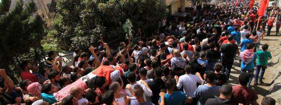 بالصور: تشييع جثمان الشهيد معتز زواهرة (27 عاما ) لمثواه الأخير في مخيم الدهيشة..تصوير:احمد مزهر