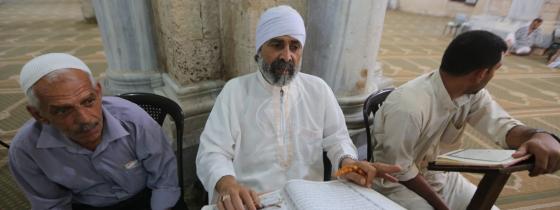 بالصور:جلسات القرآن الكريم من المسجد العمرى الكبير بغزة فى اول يوم من شهر رمضان الكريم