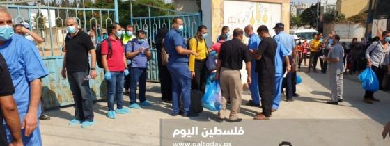 الأطقم الطبية والتمريضية تغادر المستشفى الأوروبي بعد خروجهم من العمل وقضاء 14يوم متواصل مع المرضى