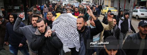 جماهير شعبنا تشيع جثمان الشهيدعامر الحجار الذي ارتقى متأثرا باصابته في اليوم الاول من  مسيرات العودة