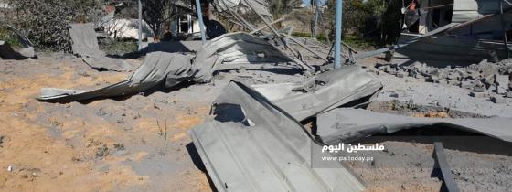  آثار القصف الصهيوني الذي استهدف أحد مواقع المقاومة جنوب قطاع غزة الليلة الماضية 