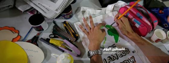 شباب غزة يبيعون أكياساً من القماش المُعاد تدويره في مسعى للحدّ من التلوث
