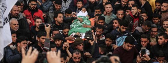 جماهير غفيرة في غزة تشيع جثمان الشهيد الفتى أبو مساعد