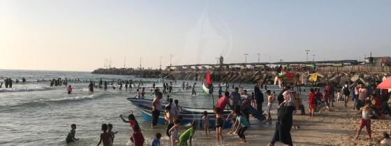 مواطنون يستجمون في بحر غزة هربًا من ارتفاع درجات الحرارة.
