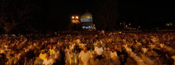 القدس - عشرات الآلاف يحيون ليلة القدر في المسجد الاقصى‎ المبارك.
