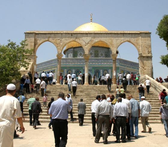 مصلون يزحفون لأداء صلاة الجمعة في الاقصى