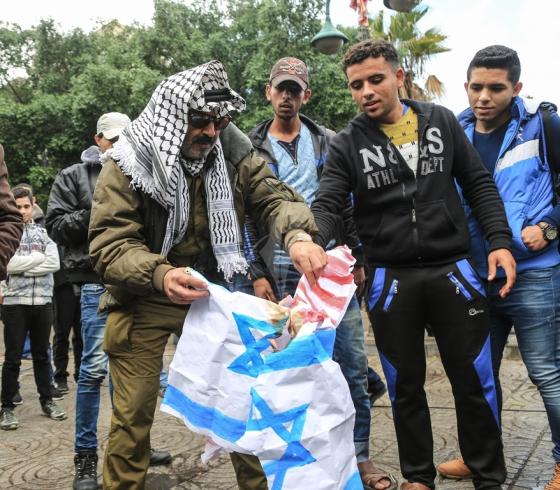فلسطينيون يحرقون علم أمريكا في غزة