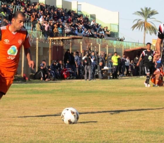 جانب من اللقاء الأول على ملعب الدرة 
