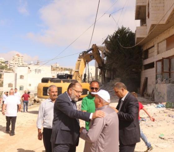بلدية الخليل تُزيل منزلاً مخالفاً لقوانين البناء لتوسعة شارع واد الجوز