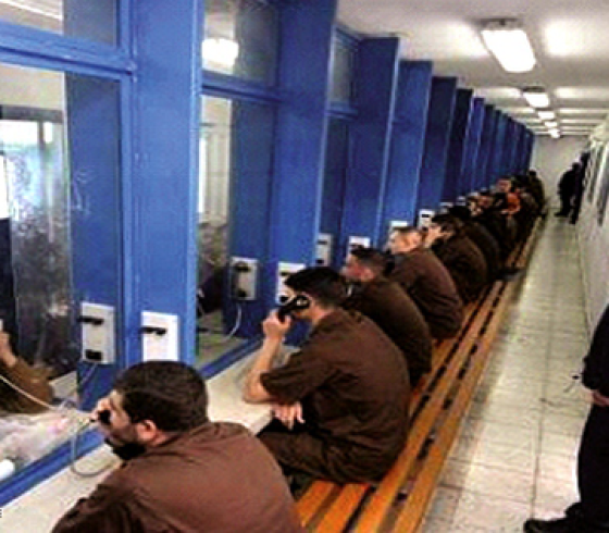 معتقلين
