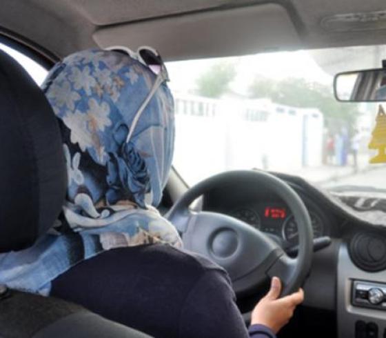 سيدة تقود سيارة