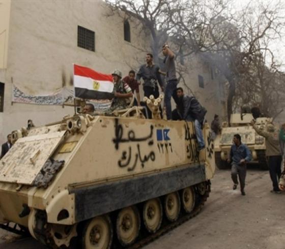 مركبة للجيش المصري أمام وزارة الدفاع