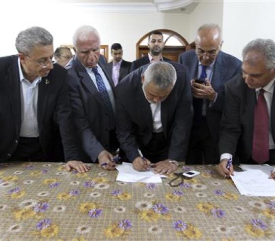 لحظة توقيع اتفاق المصالحة...