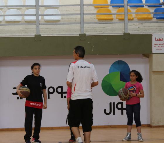 جانب من تدريب فريق فتيات نادي غزة الرياضي لكرة السلة 