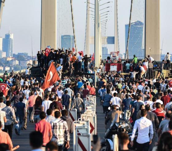 أتراك على جسر البوسفور بعد يوم من محاولة الانقلاب في 15 يوليو