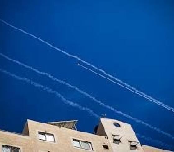 صواريخ تجريبية باتجاه البحر.jpg