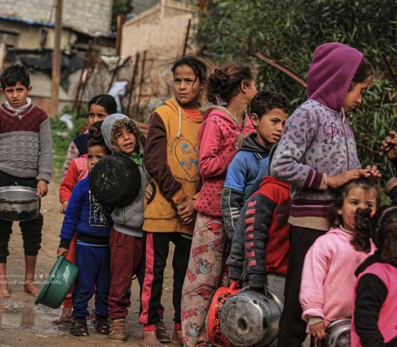 أطفال يصطفون للحصول على طعام من إحدى التكيات الخيرية في غزة