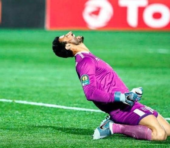 معاقبة حارس الأهلي بعد اشتباكه مع حكم المباراة